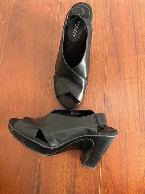 AEROSOLES Black Open-Toe Elastic Slingback Heels